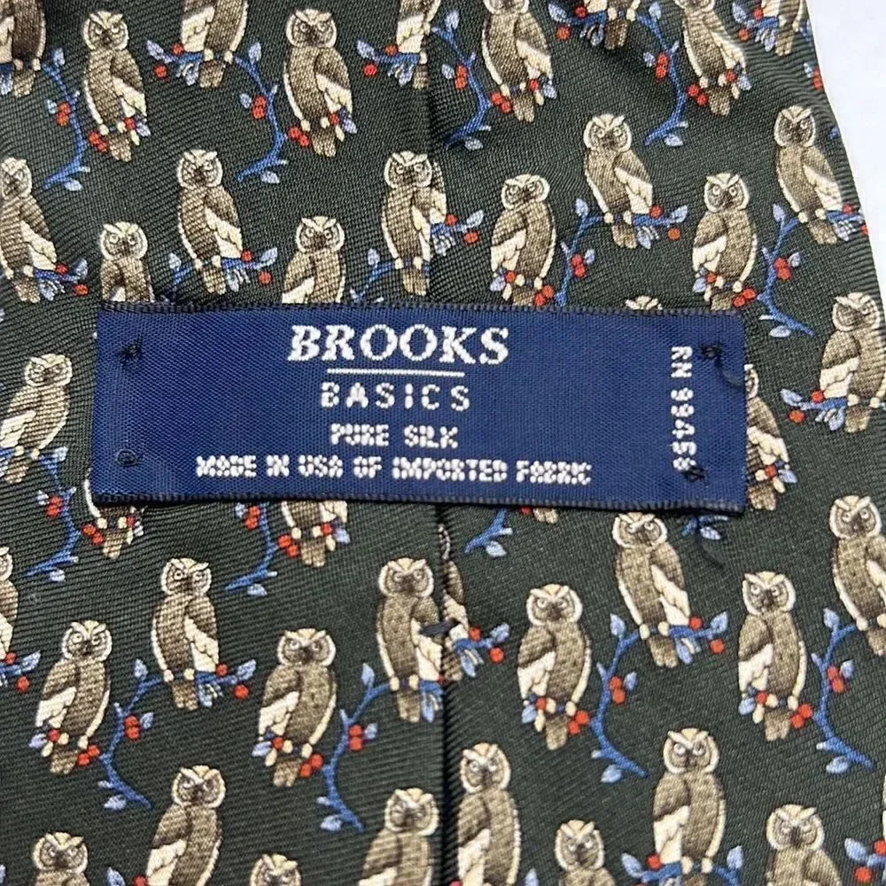 Brooks Brothers Basics Silk tie with owl print in Hunter green EUC